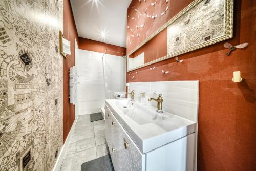 a bathroom with two sinks and a mosaic wall at Harry Potter - Séjour magique à Poudlard in Saint-Étienne