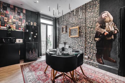 une salle à manger avec un tableau d'un homme sur un mur dans l'établissement Harry Potter - Séjour magique à Poudlard, à Saint-Étienne