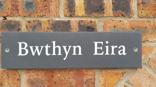 Bwthyn Eiraに飾ってある許可証、賞状、看板またはその他の書類