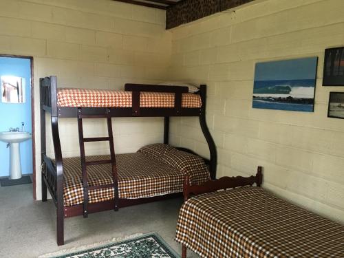 Postel nebo postele na pokoji v ubytování Casa Roja Hostel