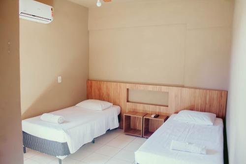 ベチンにあるHotel Maiaのベッドが2つと鏡があるホテルの部屋