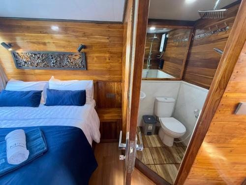 Ένα ή περισσότερα κρεβάτια σε δωμάτιο στο Komodo Cruise 3D2N with Emocean Tour - Monday & Friday Departures