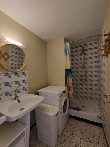 une salle de bain avec un lavabo, des toilettes et une douche dans l'établissement Maison Côté Plage Grau d'agde, au Grau-dʼAgde