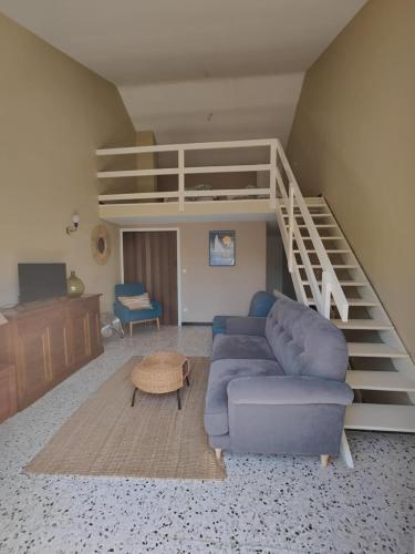 - un salon avec un canapé et une mezzanine dans l'établissement Maison Côté Plage Grau d'agde, au Grau-dʼAgde