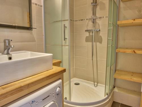 un bagno con lavandino e doccia di Charmant duplex rénové, 34 m², 4 pers, vue Mont Charvin - FR-1-505-25 a Notre-Dame-de-Bellecombe