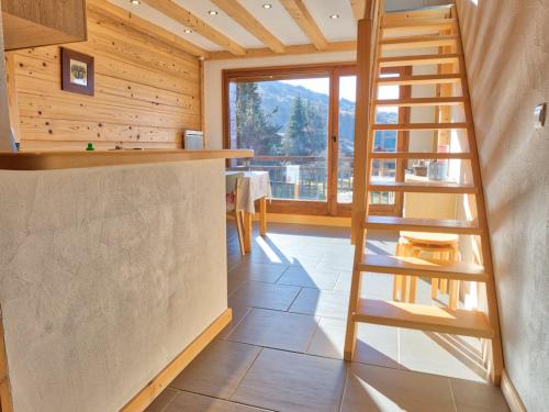 un escalier dans une cuisine de cabine avec vue dans l'établissement Charmant duplex rénové, vue sur Mont Charvin, 4 pers. - FR-1-505-25, à Notre-Dame-de-Bellecombe