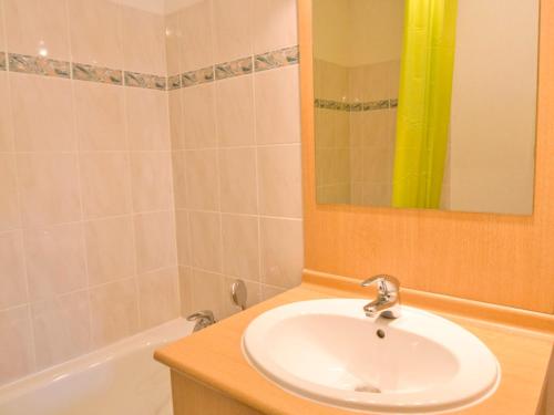 une salle de bain avec un lavabo, un miroir et une baignoire dans l'établissement Appartement au pied des pistes avec grande terrasse et parking - FR-1-505-36, à Flumet