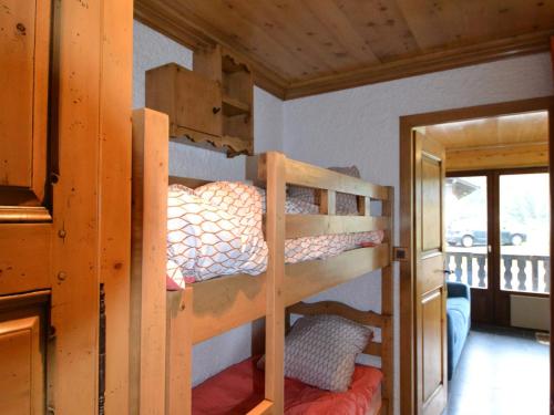 deux lits superposés dans une chambre avec balcon dans l'établissement Studio cosy avec balcon, près des pistes au Mont Rond - FR-1-505-37, à Notre-Dame-de-Bellecombe