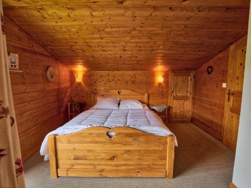 Postel nebo postele na pokoji v ubytování Demi chalet tout confort, proche pistes, balcon, 2ch/1sdb - FR-1-505-59