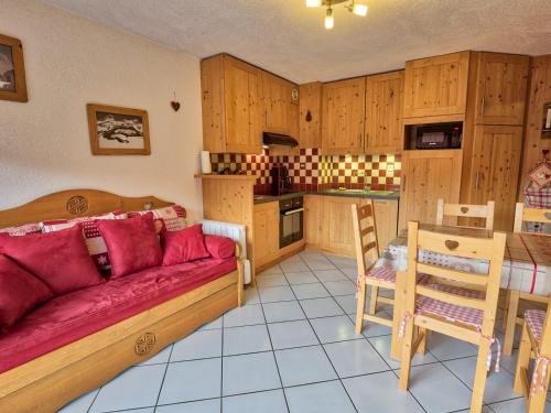 un salon avec un canapé et une cuisine dans l'établissement Charmant appartement familial avec parking et animaux acceptés - FR-1-505-63, à Notre-Dame-de-Bellecombe