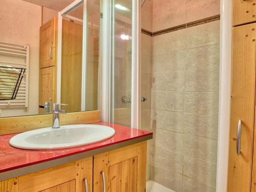 une salle de bain avec un lavabo et une douche dans l'établissement Charmant appartement familial avec parking et animaux acceptés - FR-1-505-63, à Notre-Dame-de-Bellecombe