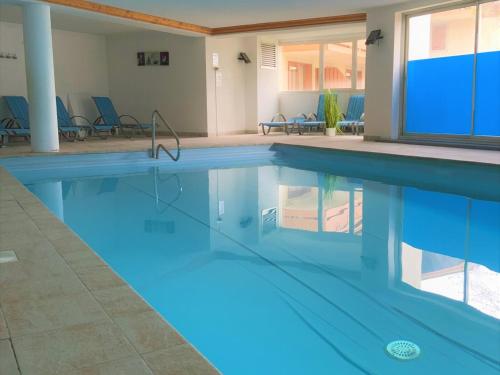 - une piscine avec un écran de projection dans une maison dans l'établissement Bel appart avec piscine, parking et Wi-Fi, à 200m des pistes - FR-1-505-107, à Notre-Dame-de-Bellecombe