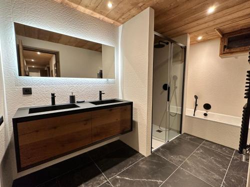 une salle de bain avec un lavabo et une douche dans l'établissement Appartement moderne au cœur de Notre-Dame-de-Bellecombe, proche pistes et commodités - FR-1-505-185, à Notre-Dame-de-Bellecombe