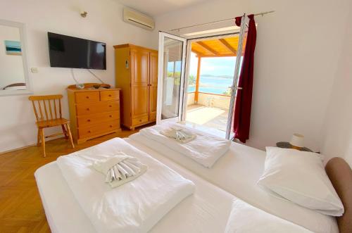 una camera da letto con due letti con vista sull'oceano di Apartment Marcelina Hvar a Hvar