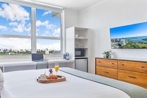 Un dormitorio con una cama con un bol de fruta. en MVR Suite Floor to Ceiling Wow in Every Room, en Miami