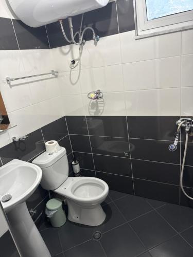 ein Badezimmer mit Toilette und Waschbecken in der Unterkunft Bar-Hotel IRDI in Bulqizë