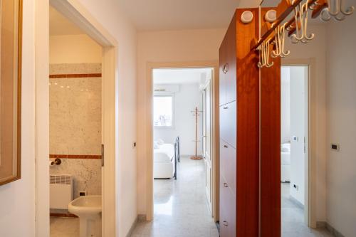 un couloir avec une pièce avec une chambre et un lustre dans l'établissement Montecarlo vista - Sea view, à Beausoleil