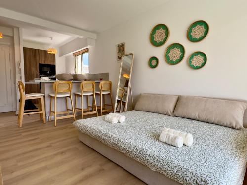 un salon avec un canapé et une table dans l'établissement Le Cirodde By SCLS Locations, à Cannes