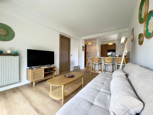 un salon avec un canapé et une table dans l'établissement Le Cirodde By SCLS Locations, à Cannes