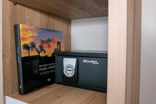 ファリラキにあるZen Beach House Falirakiの部屋にDVDとテレビがある