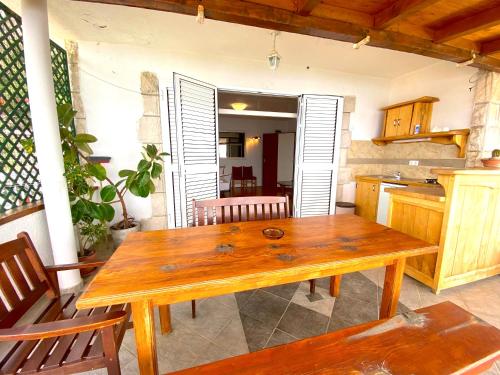 una cucina con un tavolo di legno e una sala da pranzo di Apartment Marcelina Hvar a Hvar
