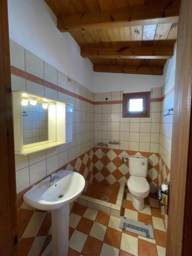 a bathroom with a toilet and a sink at Lula's House in Skiathos Town