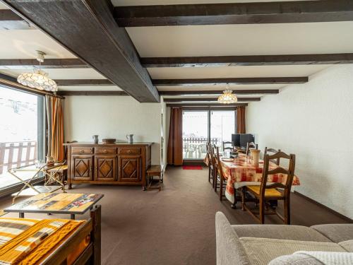 un salon avec une table et un bureau dans l'établissement Apt 6 pers, 2 ch, balcon sud, pistes proches - FR-1-807-11, à Saint-François-Longchamp