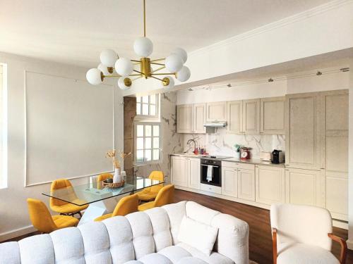 un salon avec un canapé blanc et une table dans l'établissement Périgueux, au cœur de l'histoire, à Périgueux