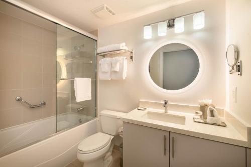 Et badeværelse på MVR Suite Designed for Comfort and Connectivity