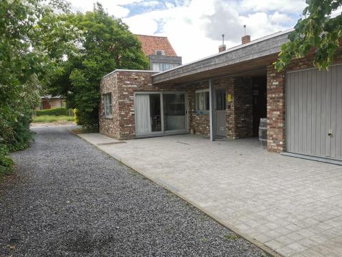 WoestenにあるVakantiewoning Henri Vleteren-Ieperの煉瓦造りの家