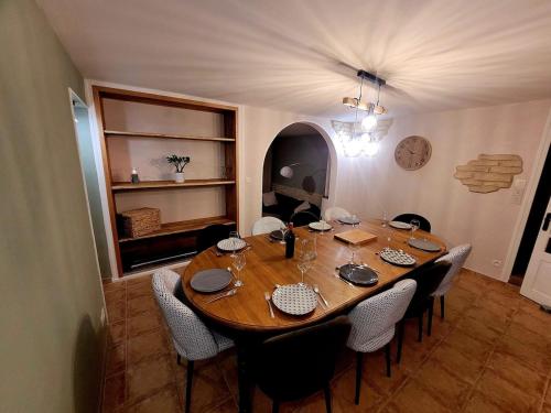 Photo de la galerie de l'établissement Charmante maison en bord de Vire à Saint-Fromond, à Saint-Fromond