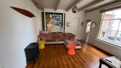 a living room with a couch and a tv at Vakantiehuis Toxopeus in Burgh Haamstede