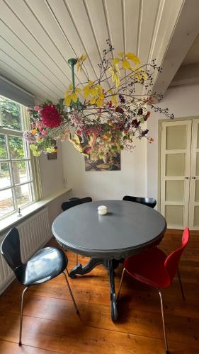 a dining room with a table and chairs at Vakantiehuis Toxopeus in Burgh Haamstede