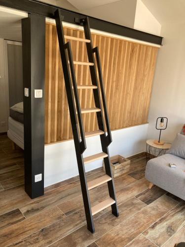 Ce lit en mezzanine se trouve dans une chambre dotée de lits superposés. dans l'établissement Le Clos qui Clôt, à Le Fenouiller