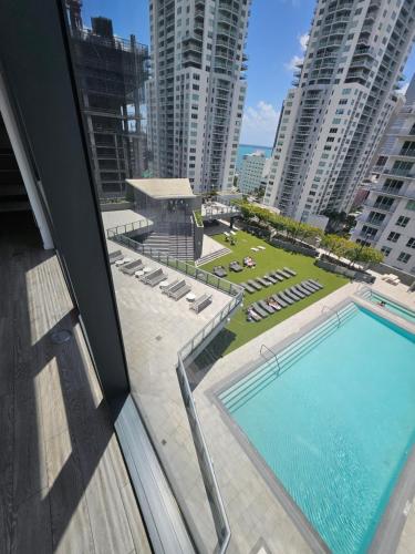 Bazén v ubytování Miami-Brickell Luxury 2BR-2BATH with skyline VIEWS - walking distance to HEAT ARENA & BAYSIDE nebo v jeho okolí