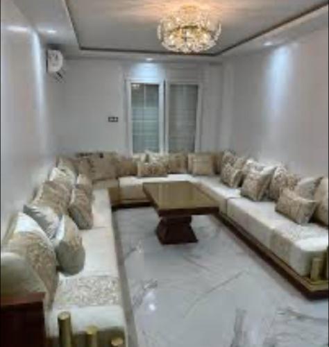 un salon avec un canapé et une table dans l'établissement Happy B, à La Côte-Saint-André