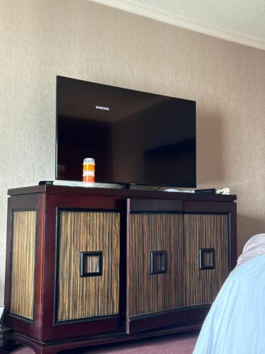 - un centre de divertissement avec une télévision murale à écran plat dans l'établissement Happy B, à La Côte-Saint-André