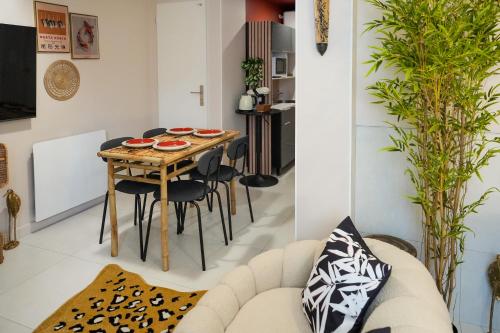 une salle à manger et un salon avec une table et des chaises dans l'établissement Spa sous le Mokuren - Escapade Zen à Blois, à Blois