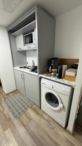 Il comprend une petite cuisine équipée d'un lave-linge et d'un four micro-ondes. dans l'établissement Studio AVEC TERRASSE Carry le Rouet, à Carry-le-Rouet