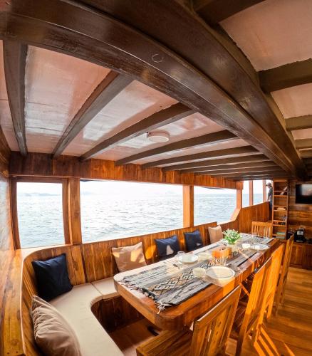 Χώρος καθιστικού στο Komodo Cruise 3D2N with Emocean Tour - Monday & Friday Departures