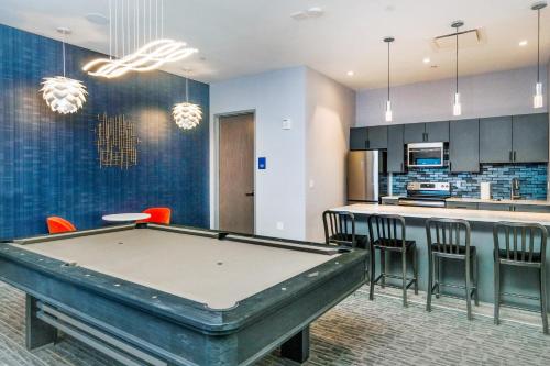 ニューロシェルにあるApt Close to Downtown with Gymのキッチン付きの客室で、ビリヤード台が備わります。