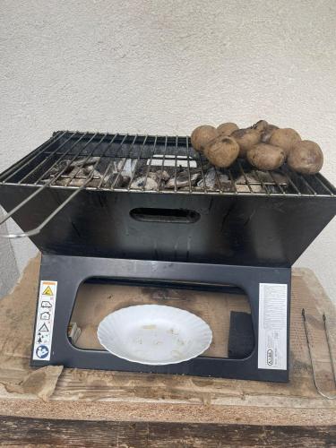 ウルツィニにあるCool room in Authentic Montenegro Houseの上に食べ物を載せたトースターオーブン