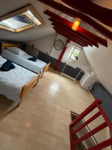 - une chambre avec 2 lits dans l'établissement Maison de ville cosy pour 4 personnes, à Grand-Couronne
