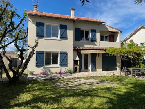 Photo de la galerie de l'établissement Maison avec Jardin Wifi Barbecue à 9 minutes Avignon Intramuros, à Avignon