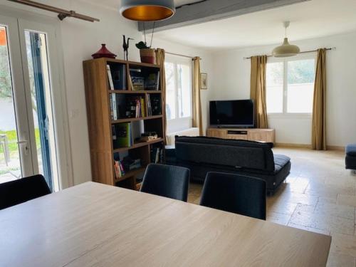 Photo de la galerie de l'établissement Maison avec Jardin Wifi Barbecue à 9 minutes Avignon Intramuros, à Avignon