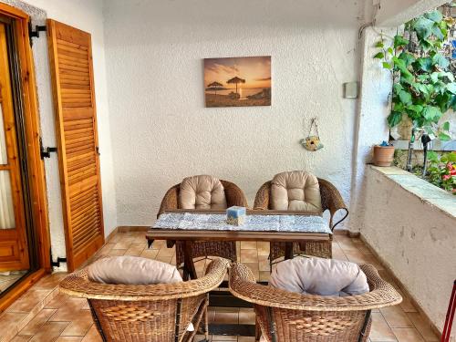 a living room with a table and two chairs at Tradiotional house in Metamorfosi