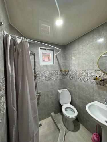 Koupelna v ubytování Karo Hotel