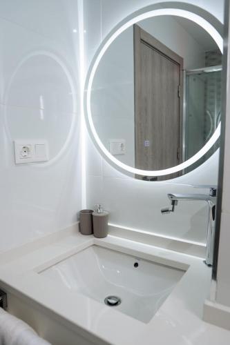Ένα μπάνιο στο Spacious 3-Bedroom Apt Near Kebra Kanela Beach