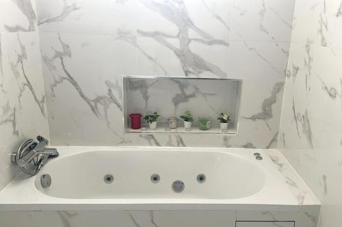 拉拉古纳Natur Vida Home Tenerife的浴室设有白色浴缸及镜子