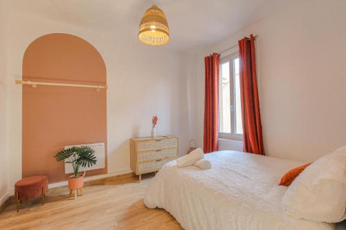 une chambre avec un grand lit et une fenêtre dans l'établissement IDÉAL Pro & Couples - Calme- Dernier Etage - Cité des Affaires, à Saint-Étienne